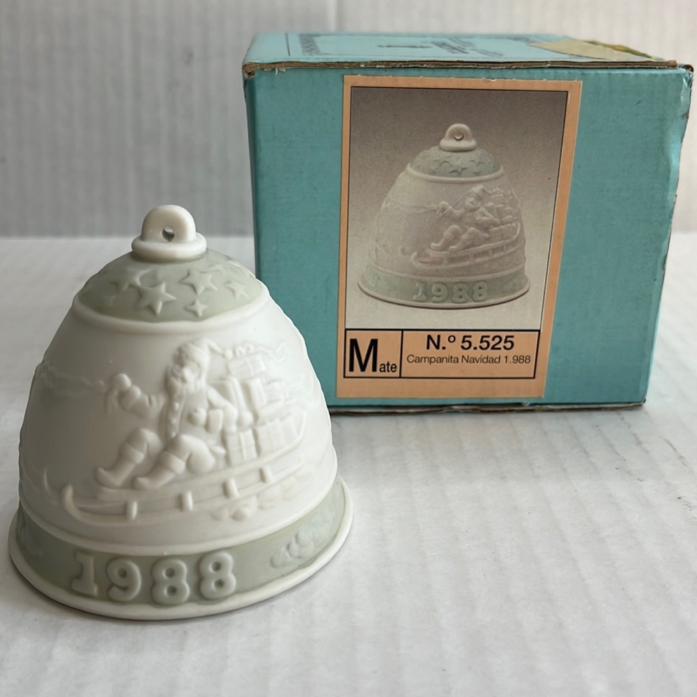 Lladro porcelain bell. 1988
Approximately 3” x 3”